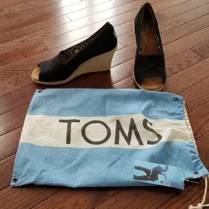 Tom's wedge pumps